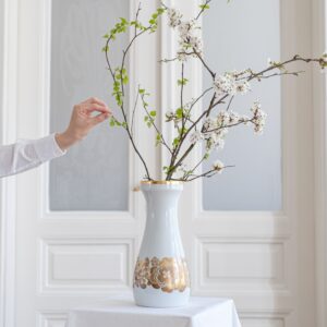 Váza se zlatým dekorem