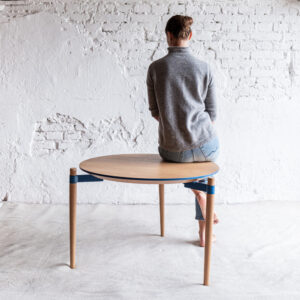 Stolek s modrým detailem / Eterle