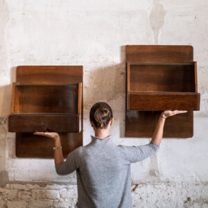 Závěsný noční stolek