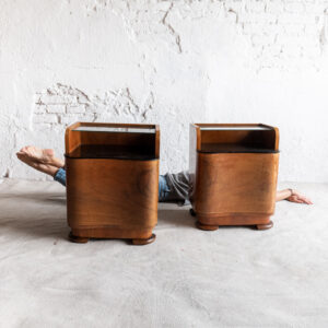 Noční stolek s opaxitovým sklem