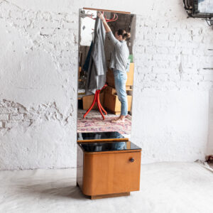 Skříňka se zrcadlem