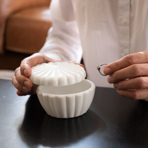 Dóza z opálového skla