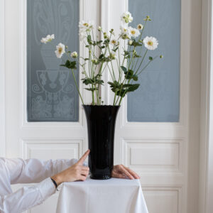 Skleněná černá váza