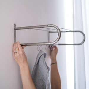 Funkcionalistický věšák (subtilní)