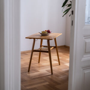 Konferenční stolek (zelený výplet) / Dřevopodnik