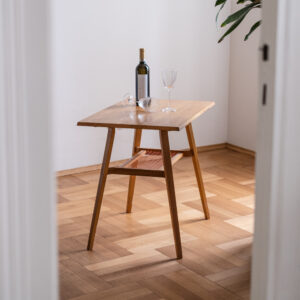 Konferenční stolek (červený výplet) / Dřevopodnik