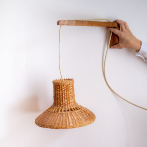 Proutěná lampa na zeď
